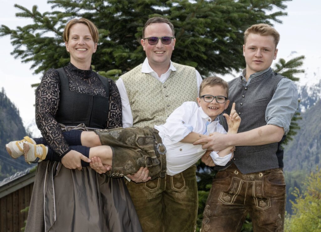 Hier ist die Gastgeber-Familie zu sehen. Astrid, Dominik, Tobias und Consti
