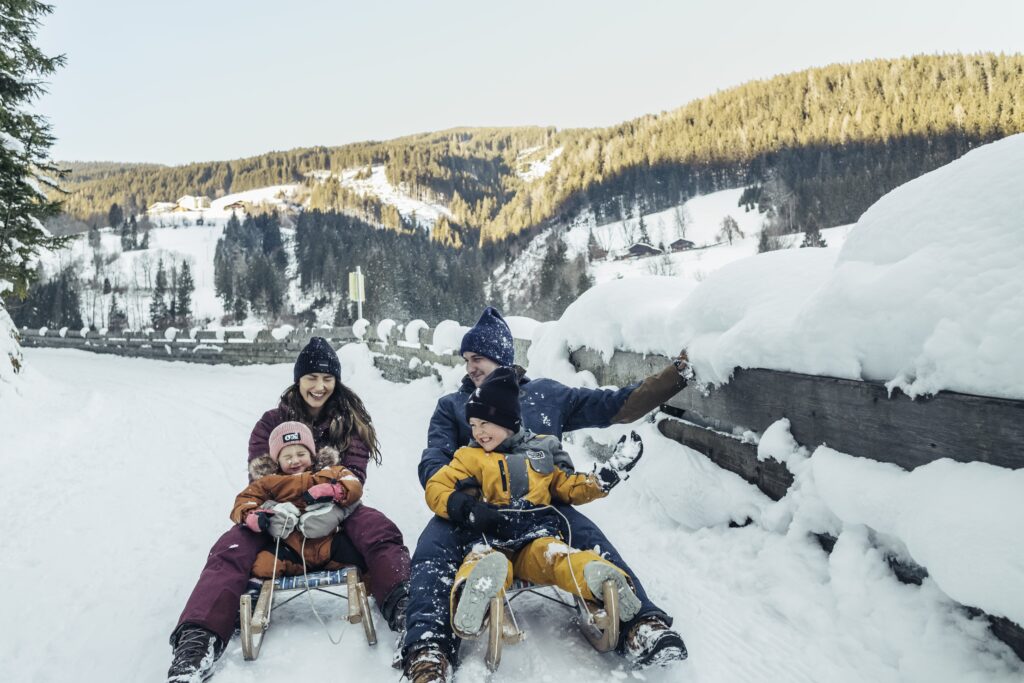 Rodelspaß für die ganze Familie (c) Zell am See-Kaprun Tourismus.23481088_original-min