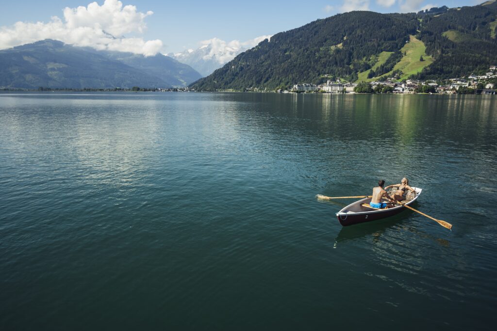 bootstour-am-zeller-see-mit-aussicht---boat-trip-on-lake-zell-with-a-view-c-zell-am-see-kaprun-tourismus.66cbe877_original-min